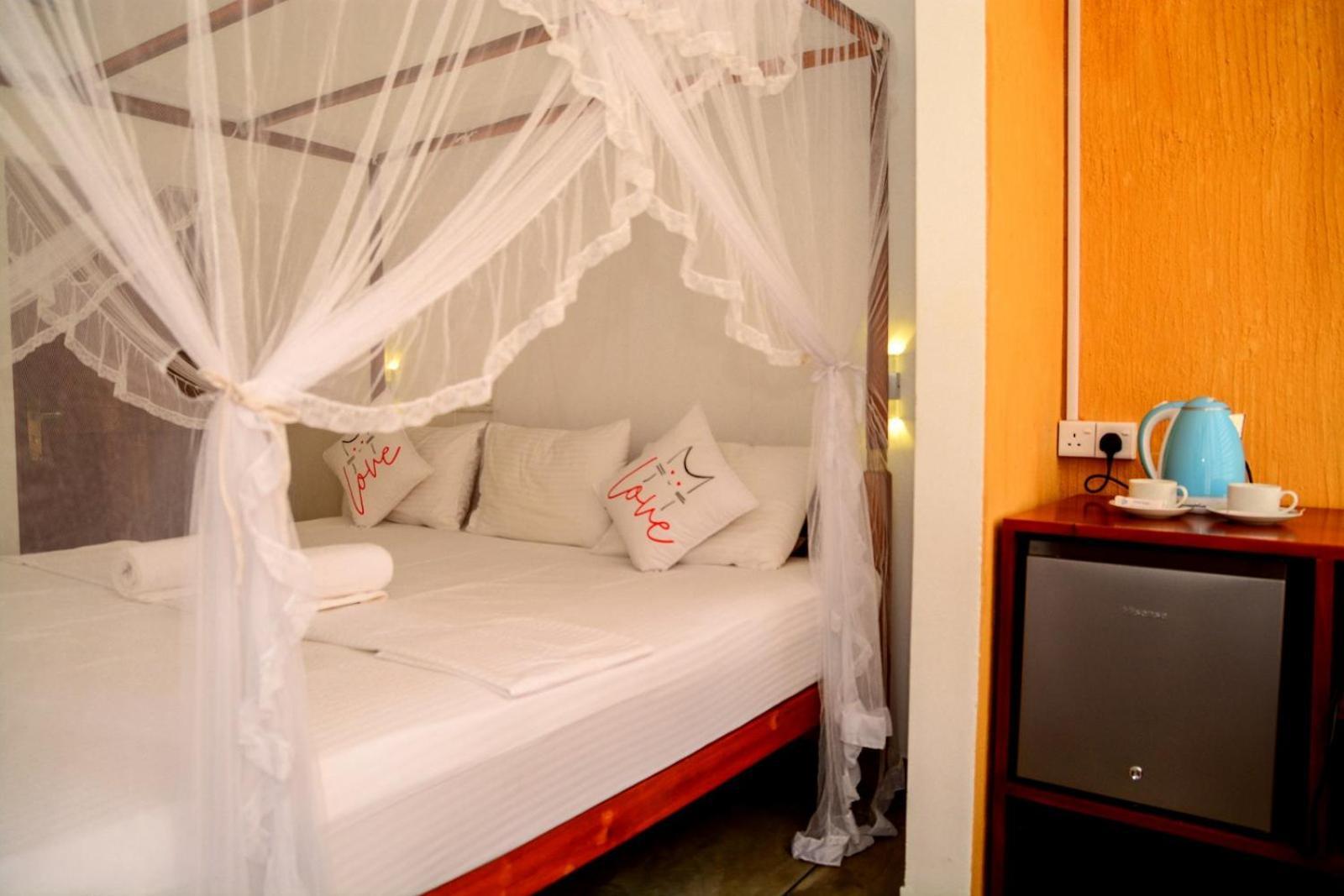 Coconut Style Restaurant & Milinda Guest Hotel Unawatuna Exterior photo
