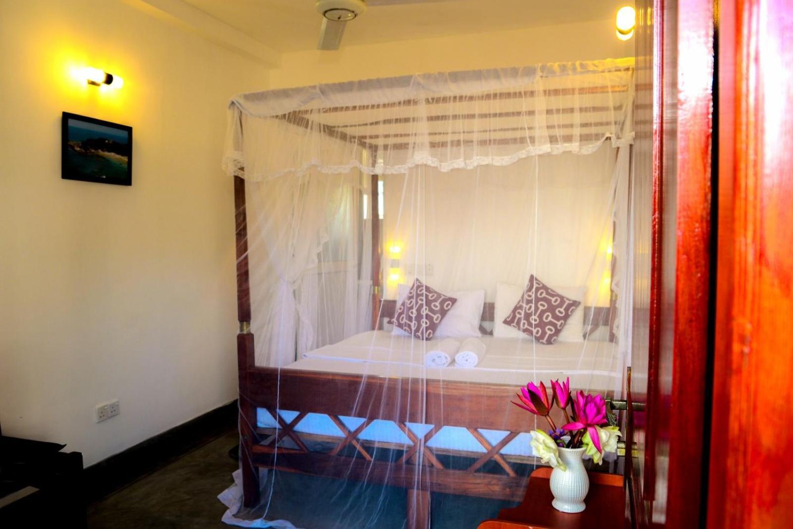 Coconut Style Restaurant & Milinda Guest Hotel Unawatuna Exterior photo